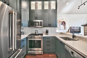 Fridge, microwave, stovetop, dishwasher