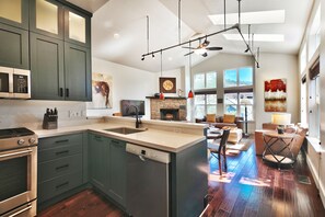 Fridge, microwave, stovetop, dishwasher