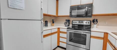 Refrigerador, microondas, horno y parrilla de estufa