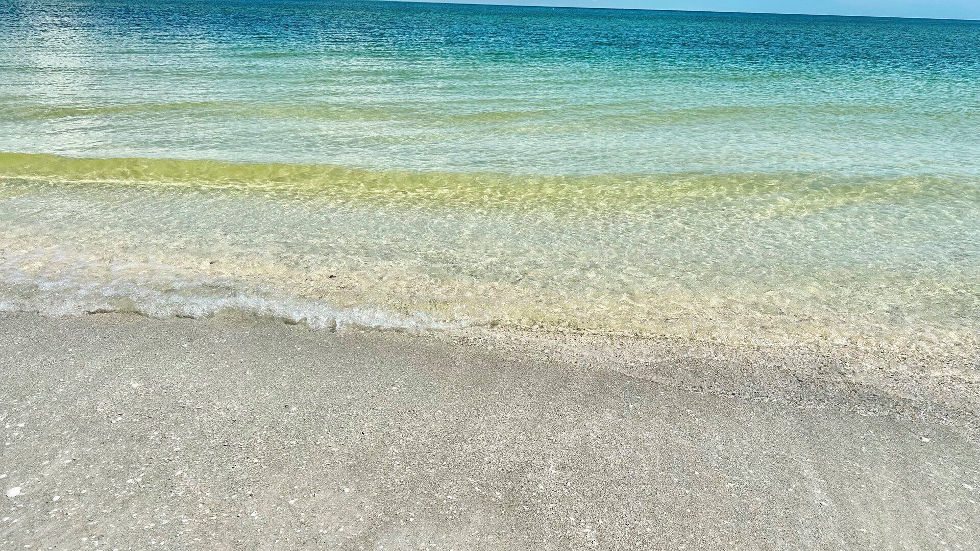 Beach nearby, sun loungers, beach towels