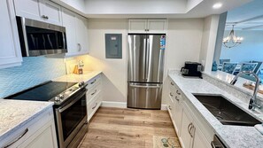 Frigorifero, microonde, forno, piano cottura