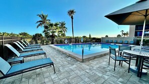 Outdoor pool - Gulf Views, Sunrises, Sunsets and a Luxury Interior Are Yours at Sundial Q401 (Sanibel)