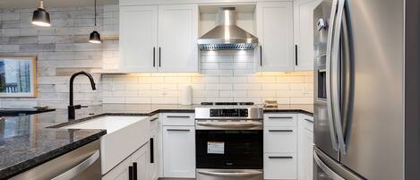 Fridge, oven, stovetop, coffee/tea maker