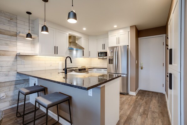 Fridge, oven, stovetop, coffee/tea maker - RA511 | Recently Remodeled | Modern Interior | Winter Shuttle | Pool and Hot Tub (Steamboat Springs)