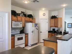 Fridge, microwave, oven, stovetop - AMERICAN MANOR : Private Pool 24/7 Support During Your Stay (Davenport)