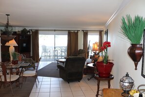 TV, DVD player - El Matador 425 by Alicia Hollis Rentals FREE TICKETS! $300/Day (Fort Walton Beach)