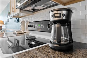 Una cafetera sobre la encimera de la cocina.