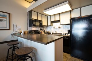 Fridge, oven, stovetop, coffee/tea maker