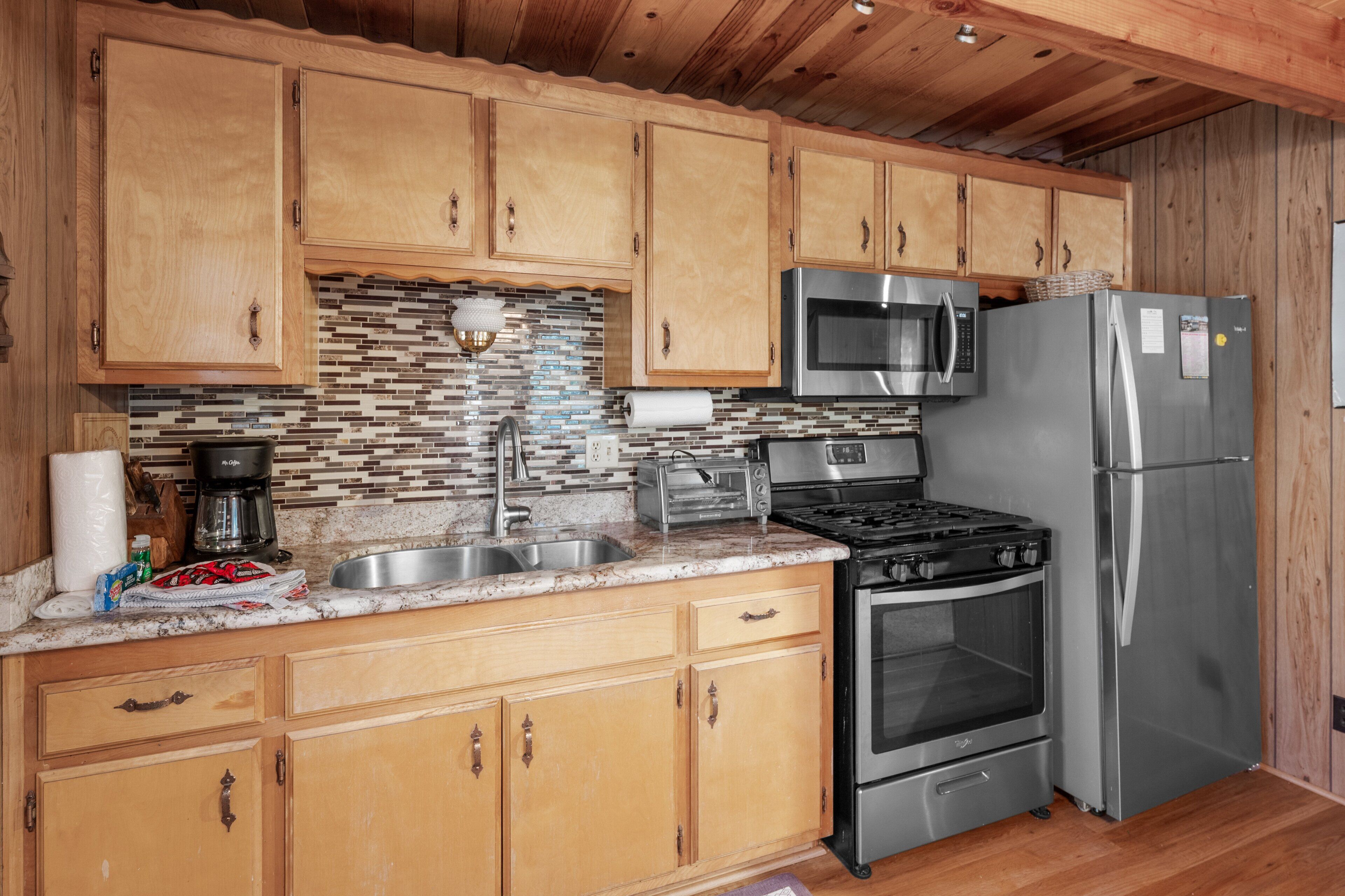 Frigorífico, microondas, horno y placa de cocina