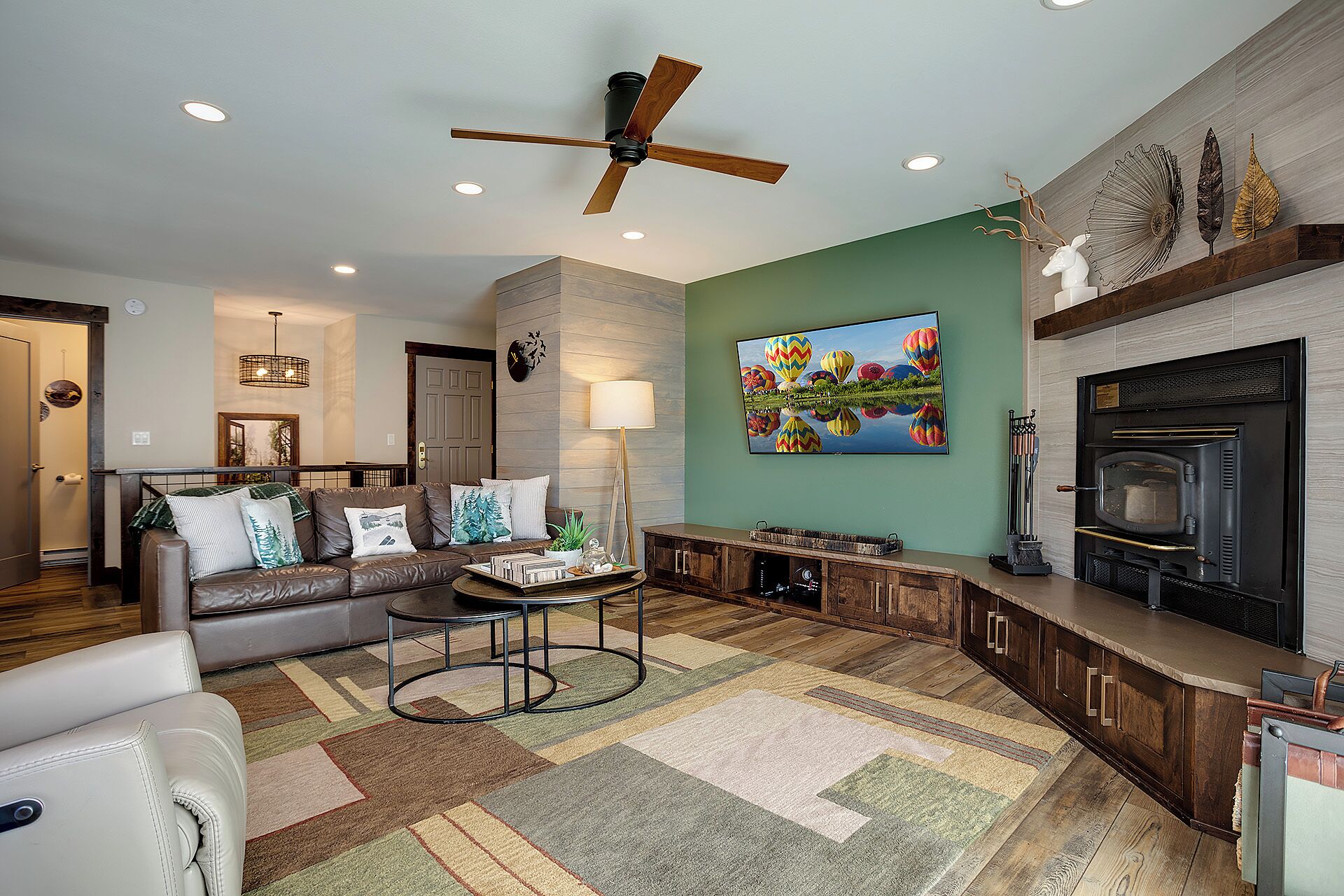TV, fireplace