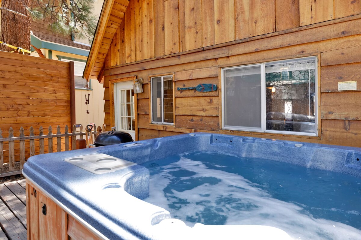 Dusk to Dawn Moonridge Cottage w/ Hot Tub