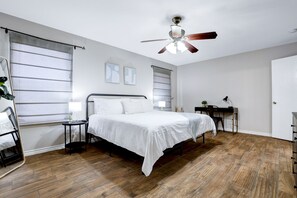 3 bedrooms, desk, iron/ironing board, free WiFi - 7 miles to Lackland AFB BMT~HotTub~Bocce Ball~Fire Pit (San Antonio)