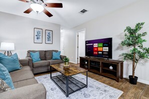 Smart TV, video library, computer monitors - 7 miles to Lackland AFB BMT~HotTub~Bocce Ball~Fire Pit (San Antonio)