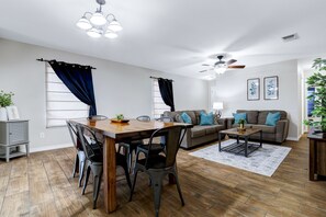 Interior - 7 miles to Lackland AFB BMT~HotTub~Bocce Ball~Fire Pit (San Antonio)