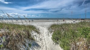 En sandstrand med en klar himmel och en avlägsen horisont.