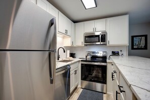 Kylskåp, ugn, spishäll och kaffe- och tebryggare