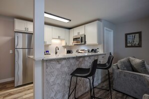 Kjøleskap, ovn, kokeplater og kaffetrakter/tekoker