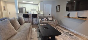 Televisión, chimenea y reproductor de DVD 