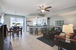 TV, video games, DVD player - Waterfront Townhome | 4 Balconies, Gorgeous Views (Ruskin)