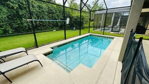 Una piscina con cascata