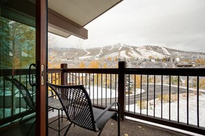 Un balcon donnant sur un paysage montagneux enneigé.