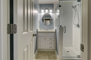 Combined shower/tub, hair dryer, towels - Charming Oceanfront Villa! Heated Pool (Hilton Head)
