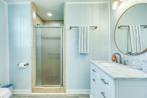 Shower, towels - Spacious and Open Freshly Remodeled Beach House. (Freeport)