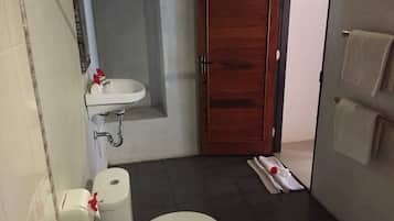 Bungalow estándar, vistas a la piscina | Baño | Ducha, artículos de higiene personal gratuitos, secador de pelo y bidé