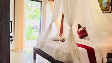 Bungalow estándar, vistas a la piscina | Escritorio, wifi gratis, ropa de cama