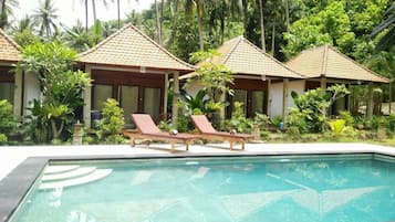 Una piscina al aire libre