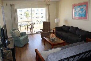 Smart TV, DVD player - El Matador 431 by Alicia Hollis Rentals FREE TICKETS! $300/Day (Fort Walton Beach)