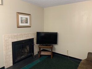 Televisión y chimenea