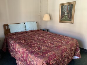 1 habitación, tabla de planchar con plancha, wifi gratis y ropa de cama