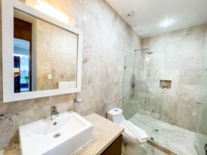 Een douche, een haardroger, handdoeken