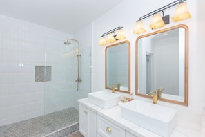 Dusche, Whirlpool, Handtücher