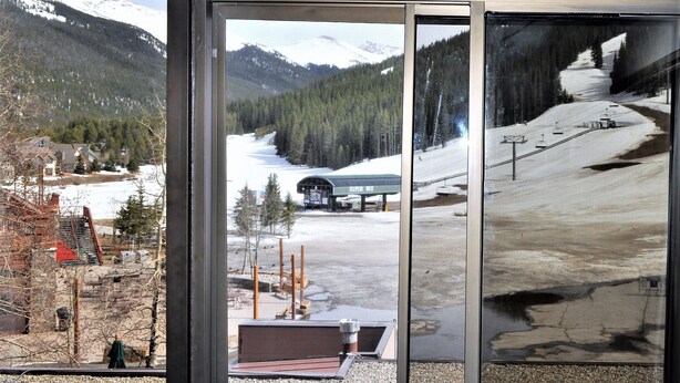 A ski resort with a chairlift, snow-covered mountains, and a clear view of the ski slopes. - Snowflake Lodge conveniently located ski in/out sleep 6 Close to Restaurants (Copper)