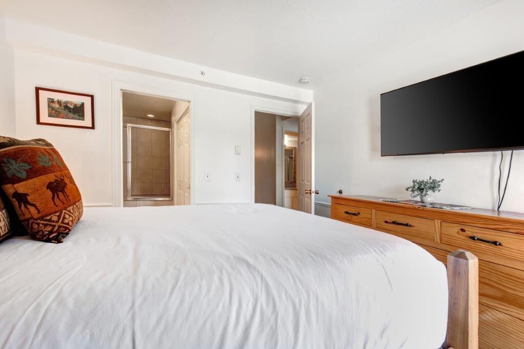 2 quartos, ferros/tábuas de passar roupa, acesso à internet