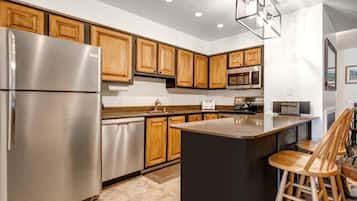 Geladeira, micro-ondas, cooktop, lava-louças