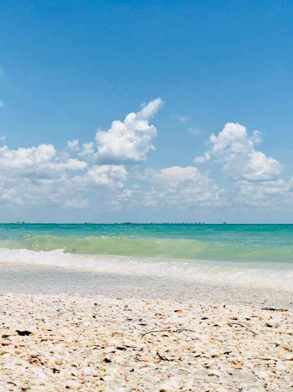 Am Strand, Sonnenschirme