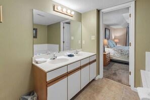 2 bedrooms, iron/ironing board, Internet, bed sheets
