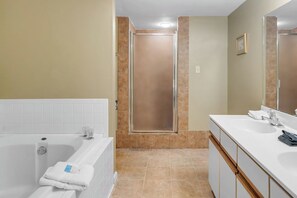 Ducha, bañera de hidromasaje, toallas