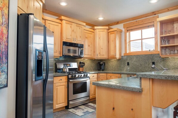 Fridge, microwave, stovetop, dishwasher