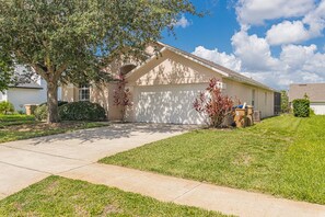 Exterior - Luxury Pool Home, 2 Master Suites, Lakeview & Games Room. Disney 3 Miles (Kissimmee)