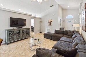 Living area - 4 Bedroom Home and Private Pool, pets considered (Kissimmee)