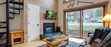 Fernseher, Kamin, Tischtennisplatte