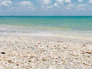 Na praia, guarda-sóis
