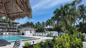 A heated pool - Paradise By The Beach (Sanibel)