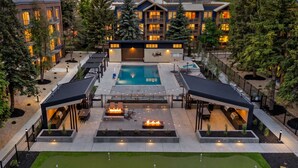 Un resort con piscina, mobiliario exterior y campo de golf.
