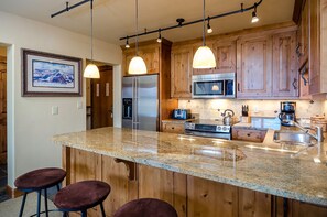 Frigorífico, horno, placa de cocina y cafetera o tetera