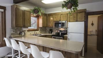 Coffee/tea maker, fridge, microwave, oven